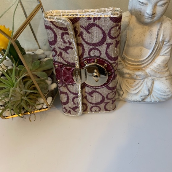 Vintage Guess  credit card and Wallet - Picture 1 of 4